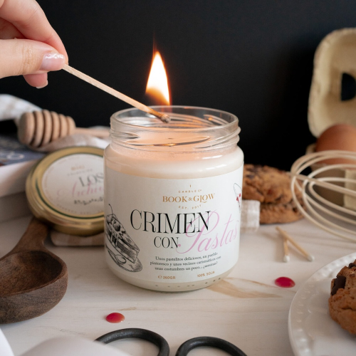 Book and Glow - *Los Archivos* - Soy Candle - Crimen Con Pastas