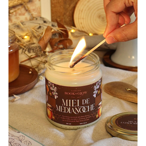 Book and Glow - *Mundos Extraordinarios* - Soy candle - Miel de medianoche