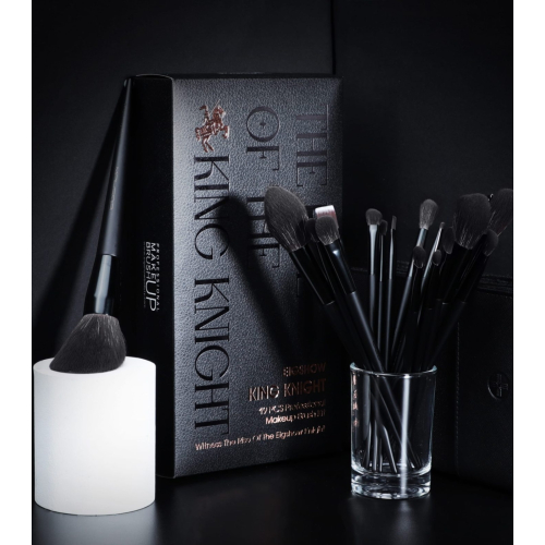 Eigshow - *King Knight* - Set of 19 makeup brushes