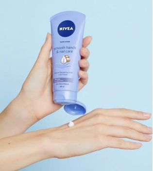 Nivea - Nourishing hand cream for hands and nails - Natural macadamia oil and lotus flower