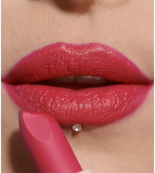 Revolution - Satin Lipstick Lip Allure - Material Girl Wine