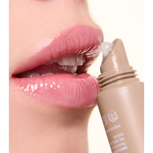 Saigu Cosmetics - Moisturizing Lip Balm with Gloss Effect