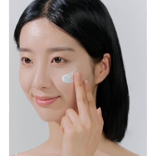 SKIN1004. - *Hyalu-Cica* - Facial sunscreen serum Water-Fit SPF50+ PA++++ - Travel size